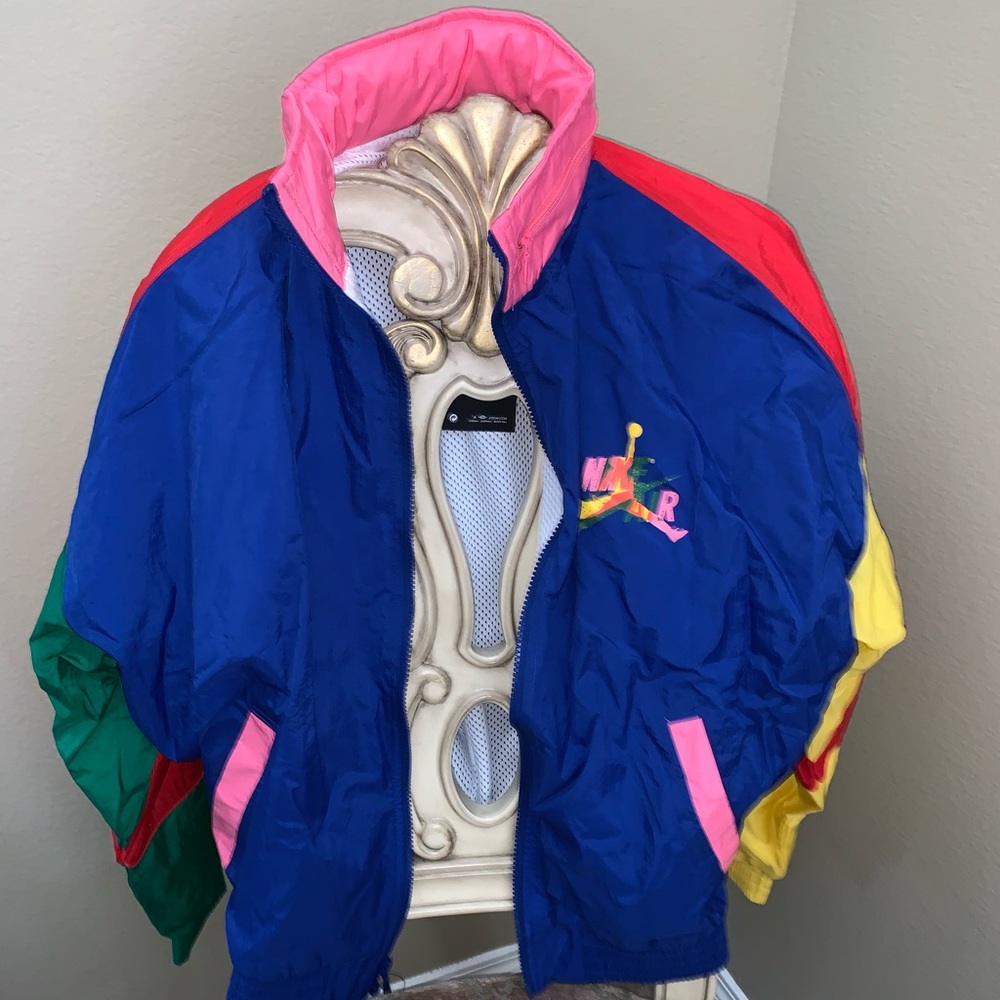 AIR JORDAN RETRO WINDBREAKER NEW SIZE SMALL